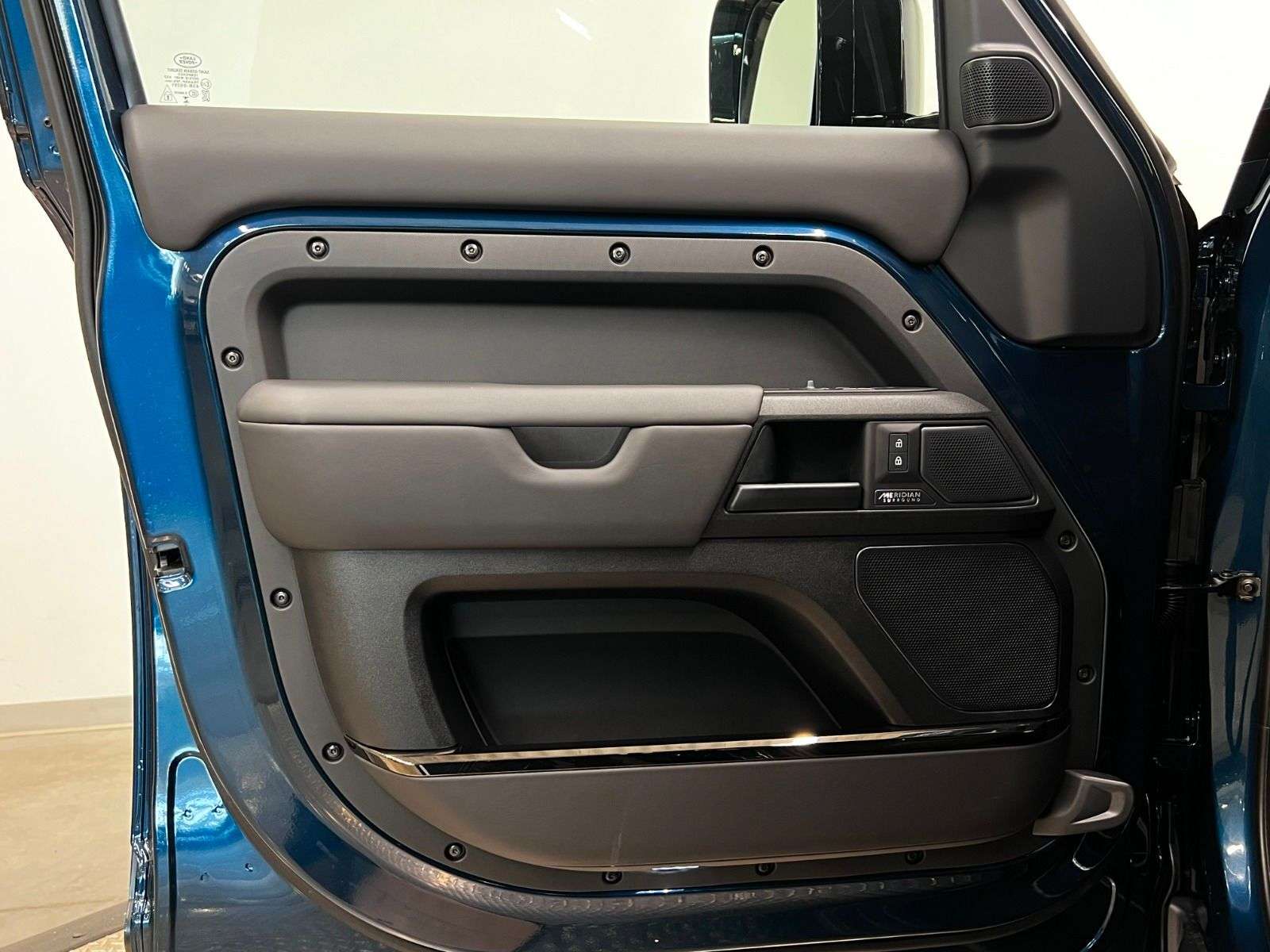 2026 Land Rover Defender OCTA P635 V8 thumb 32