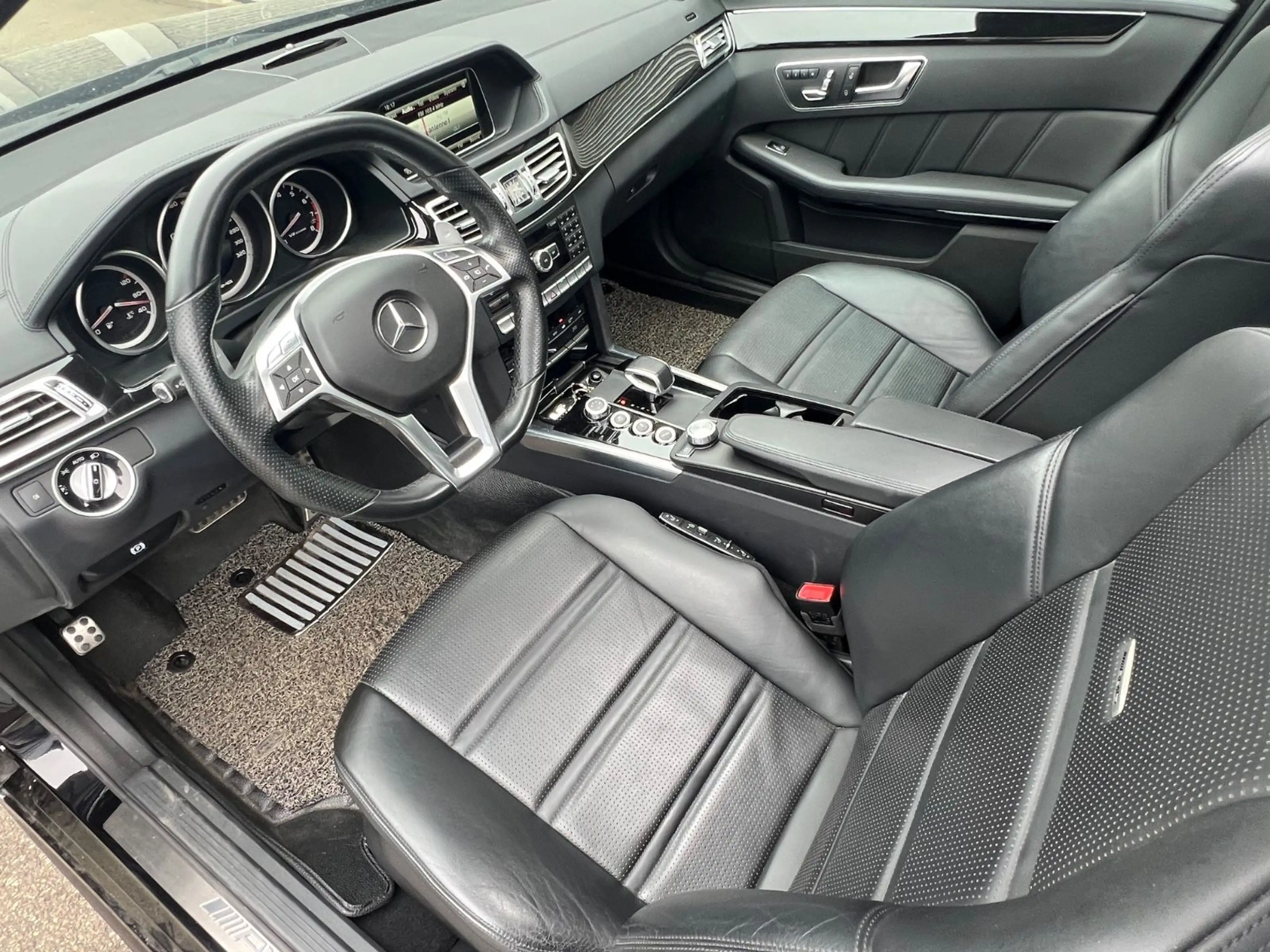 Mercedes-Benz E 63 AMG E63 AMG*Limousine*4MATIC*LED*SITZLÜFTU*PANORAMA* — photo 13