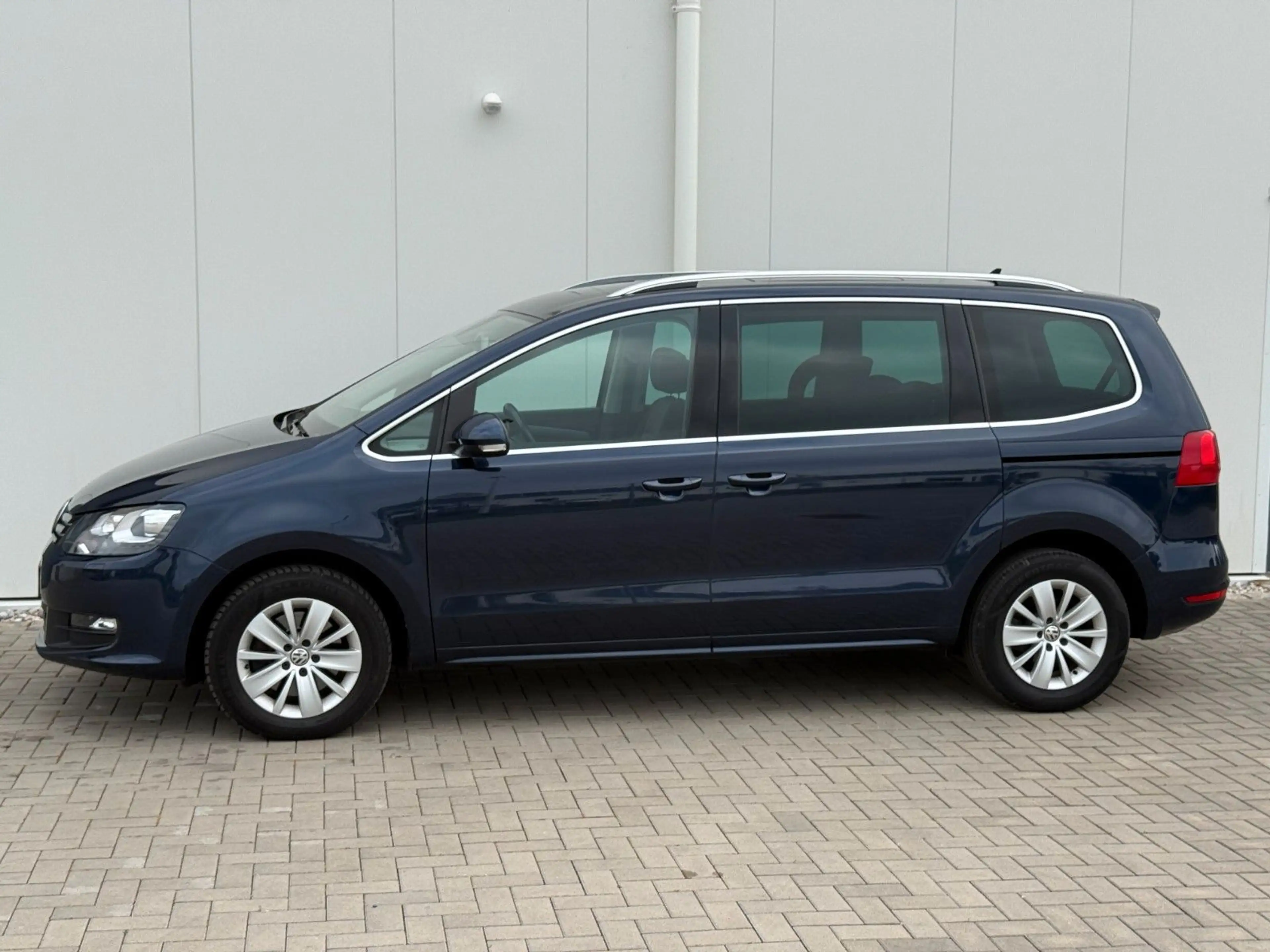 Volkswagen Sharan 2.0TDI Comfortline PANO AHK RFK — photo 6