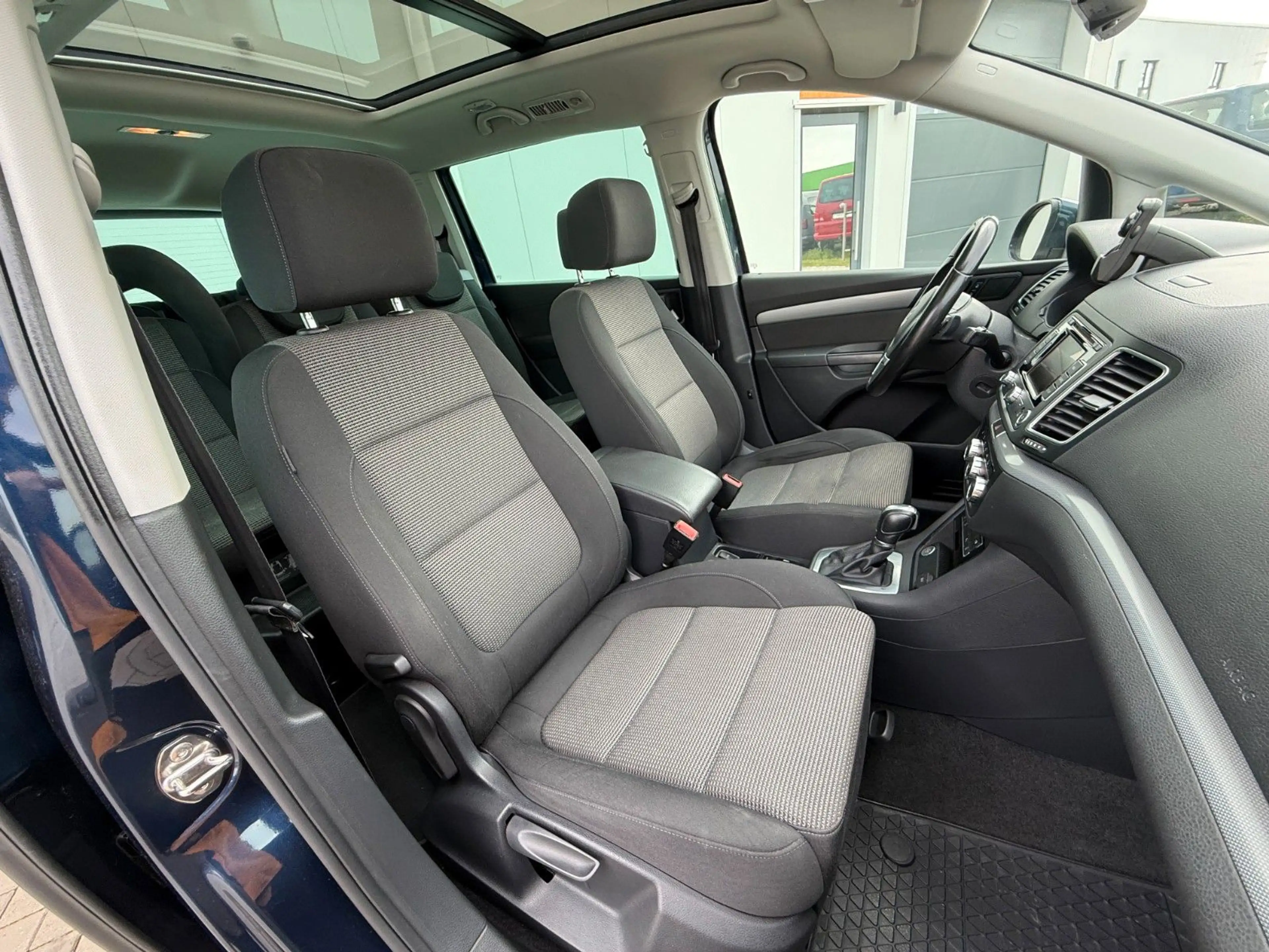 Volkswagen Sharan 2.0TDI Comfortline PANO AHK RFK — photo 14