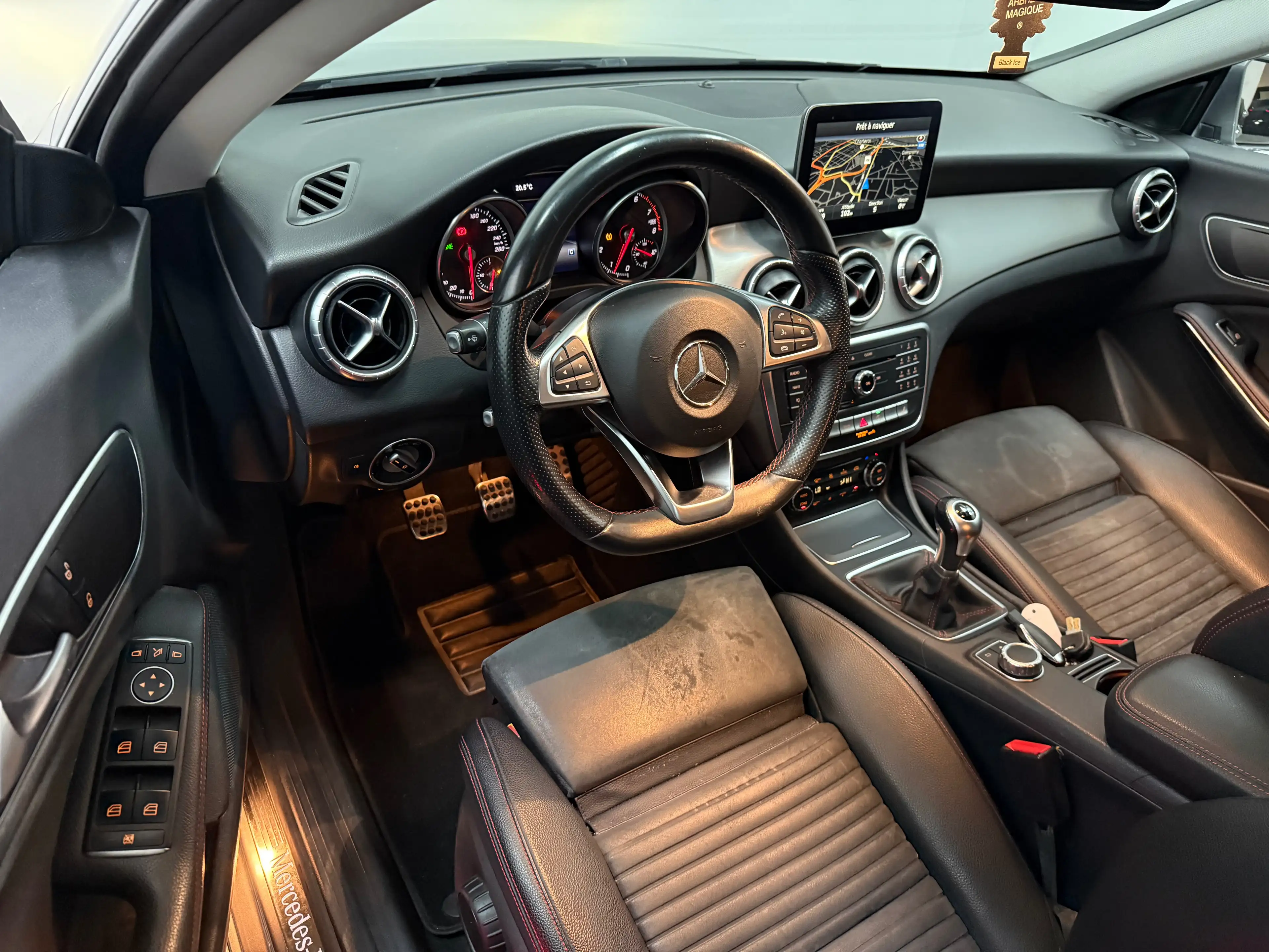 Mercedes-Benz CLA 180 1.6i Pack AMG - Airco - Navi - LED - Camera — photo 11