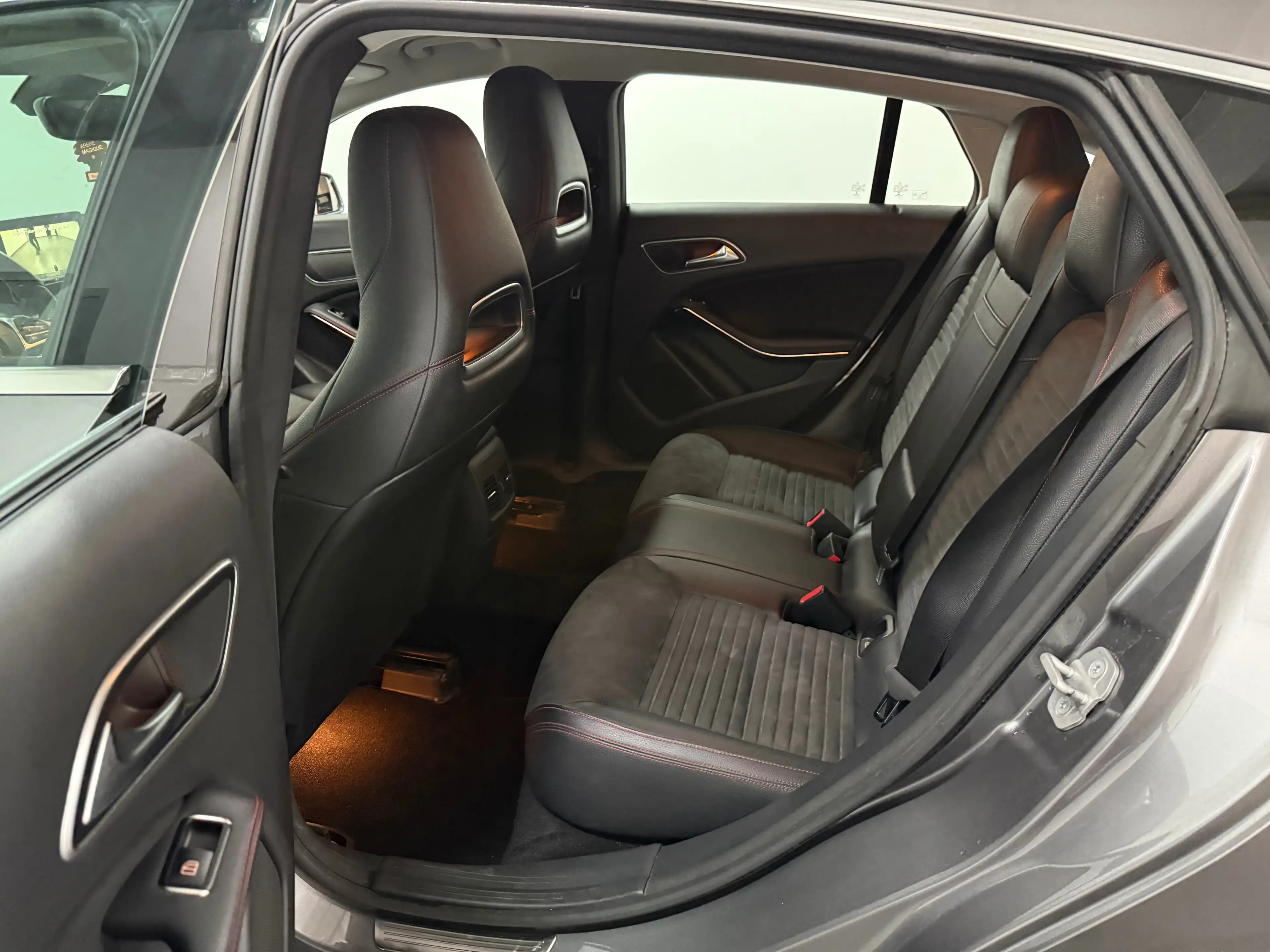 Mercedes-Benz CLA 180 1.6i Pack AMG - Airco - Navi - LED - Camera — photo 9