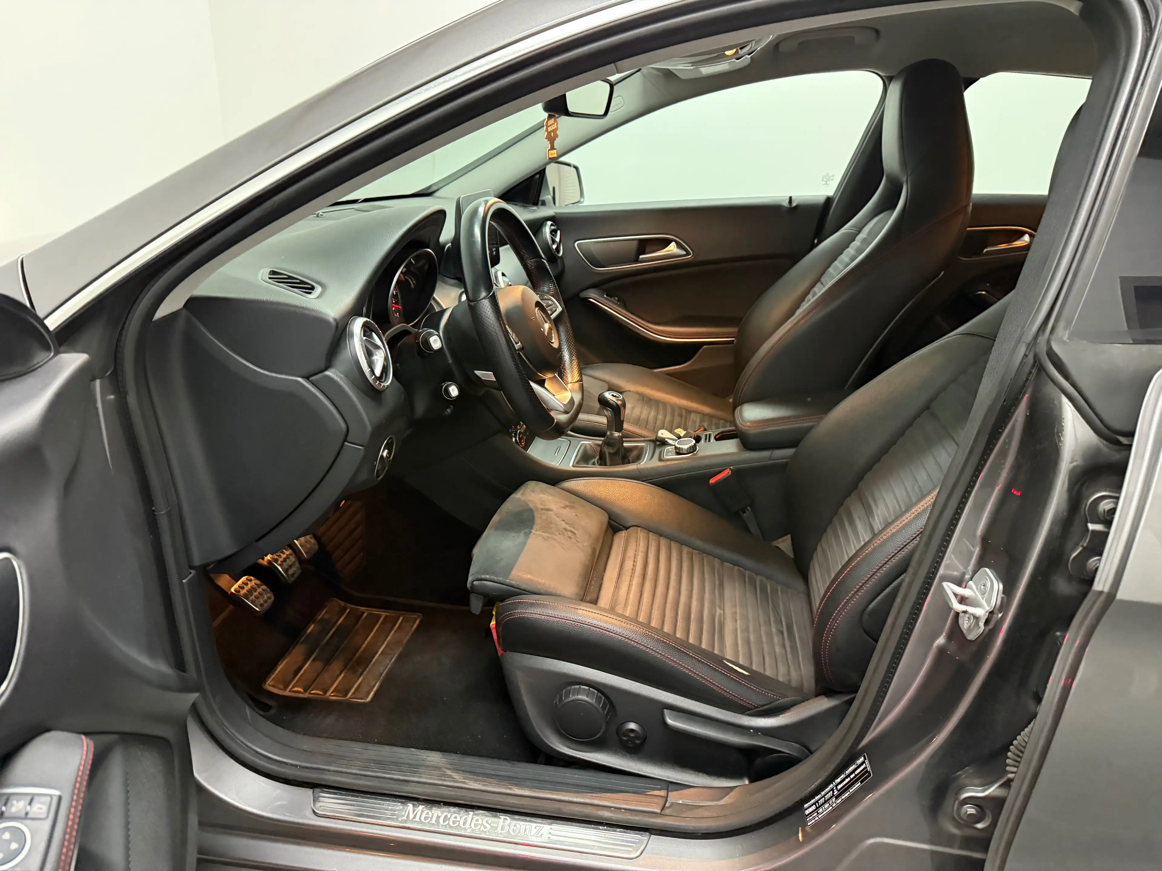 Mercedes-Benz CLA 180 1.6i Pack AMG - Airco - Navi - LED - Camera — photo 10