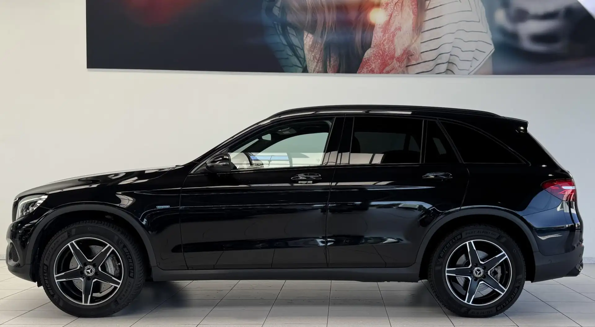 Mercedes-Benz GLC 350 e 4MATIC AMG Line | Verwarmde Zetels | Achteruitri Zwart - 2