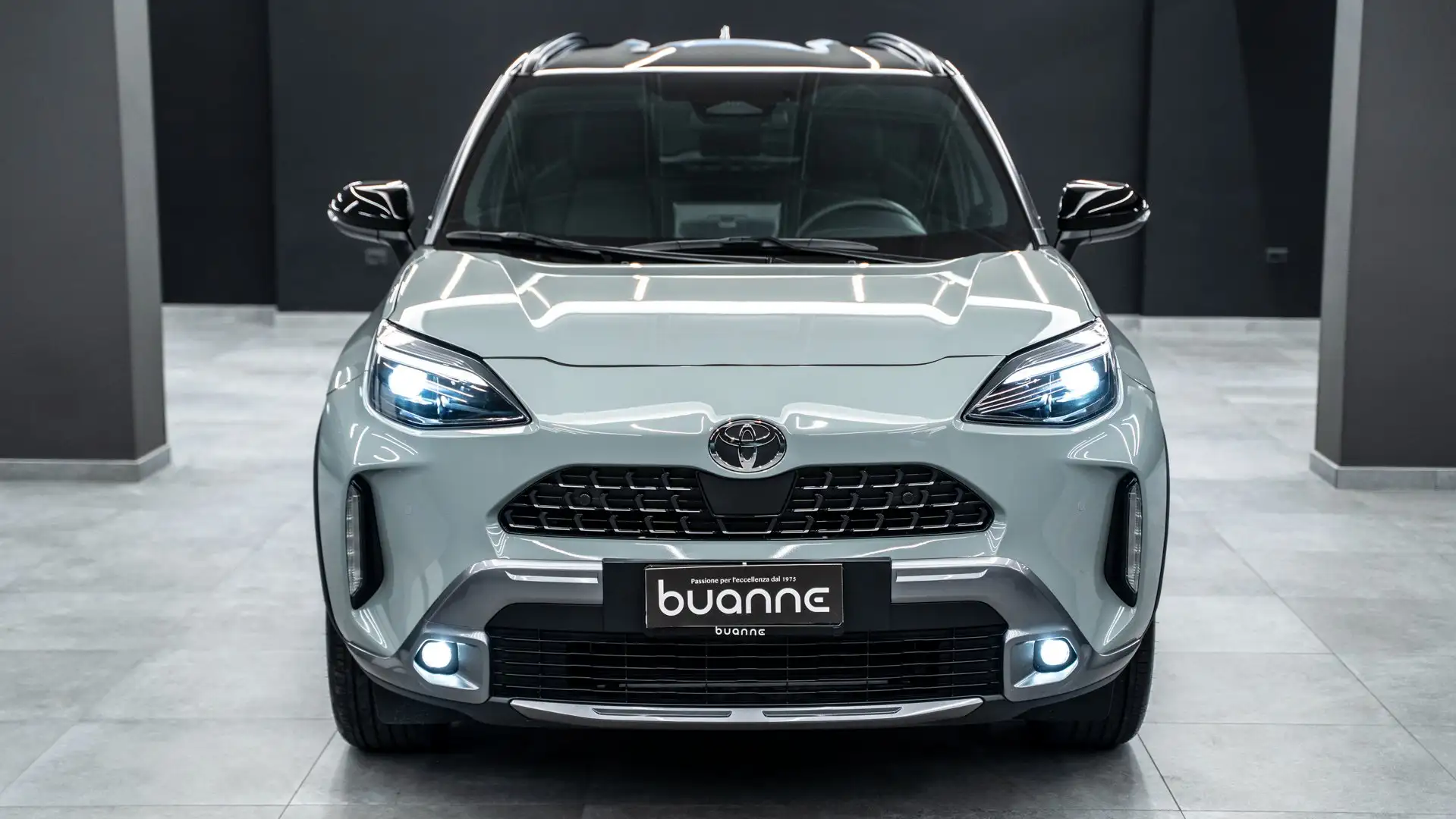 Toyota Yaris Cross 1.5H PREMIERE AWD-I 130CV TECH PACK HEAD-UP JBL IT Gris - 2