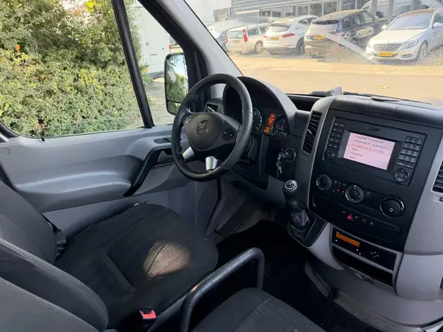 Mercedes-Benz Sprinter view 4