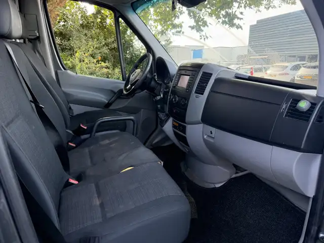 Mercedes-Benz Sprinter view 3