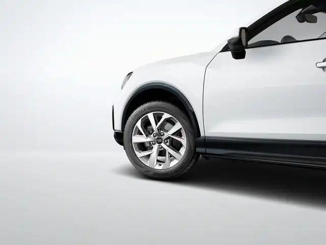 Audi Q2 view 6