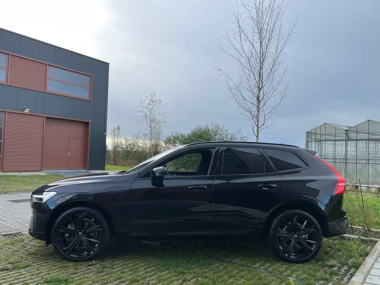 Volvo XC60 2.0 T8 Plug-in hybrid AWD Plus Black Edition Noir - 2