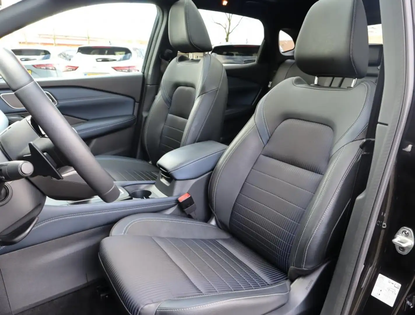 Nissan Qashqai 1.3 MHEV Xtronic Tekna | AUTOMAAT | Panoramadak | Zwart - 2