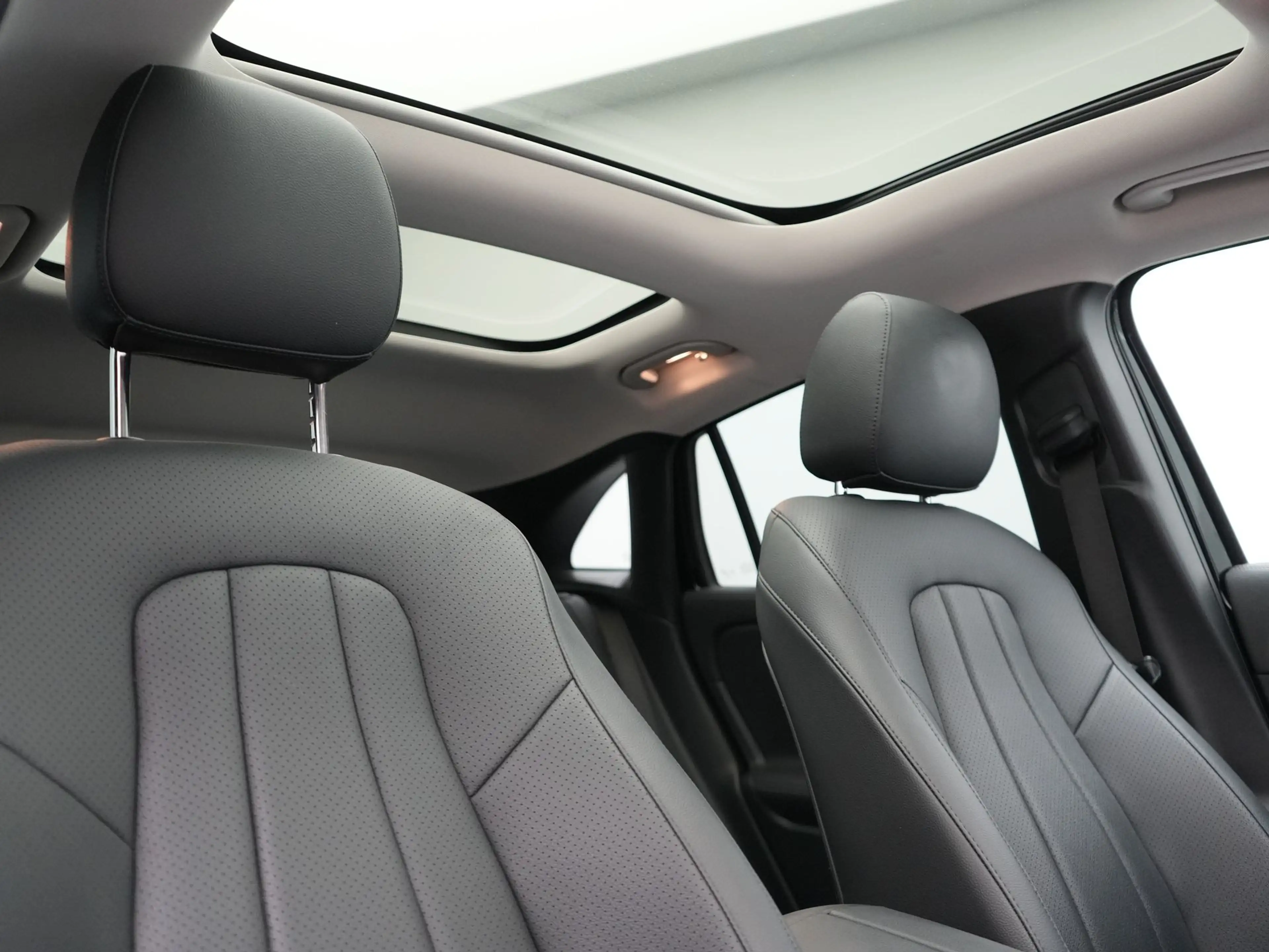 Mercedes-Benz EQA 350 4MATIC Luxury Line 69,7 kWh 292pk Dealer O.H. | Pa — photo 5