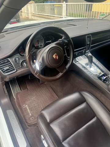Imagine Porsche Panamera 4 S