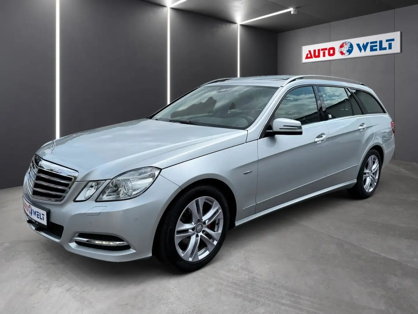Mercedes-Benz E 200 CGI Auto. Leder Bi-Xenon Navi Parkassist Silber - 1