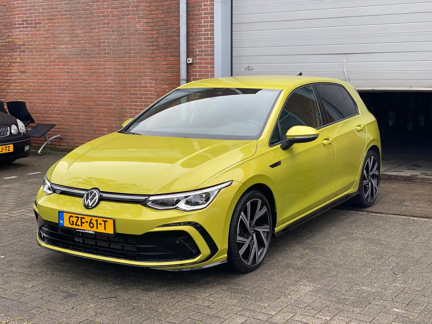 Volkswagen Golf 1.5 TSI 2X R-Line Super Sport Auto Geel - 1