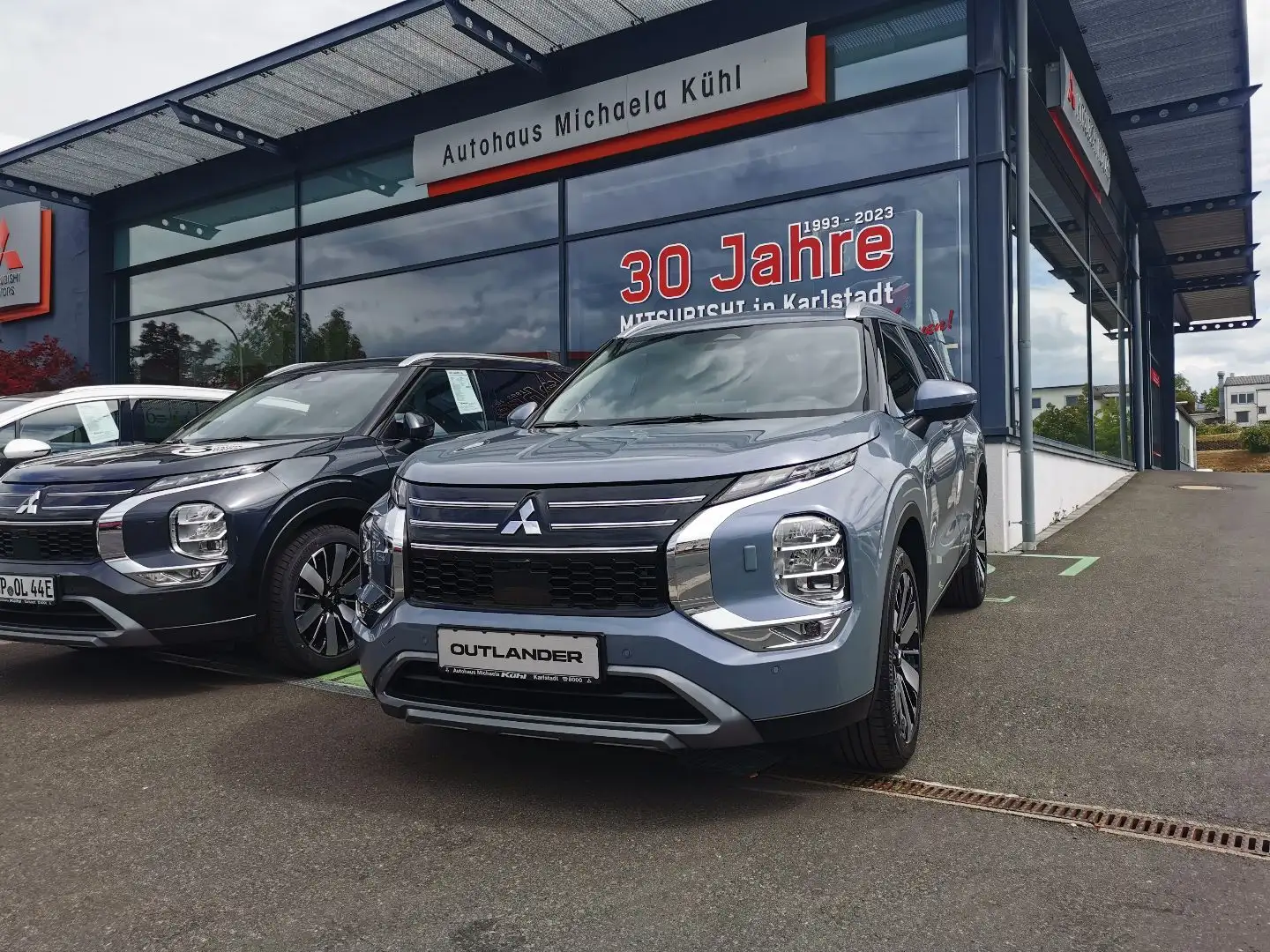 Mitsubishi Outlander 2.4L PHEV Intro - bis 8 Jahre Garantie Gris - 1