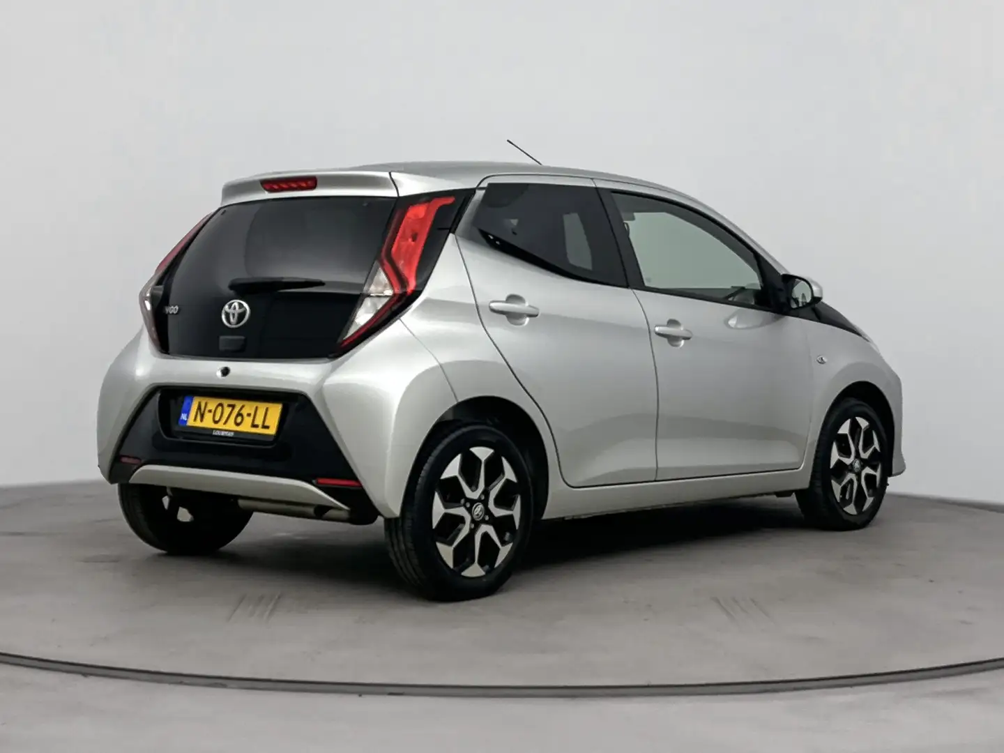 Toyota Aygo 1.0 VVT-i x-play | Apple Carplay/Android Auto | Ai Grijs - 2