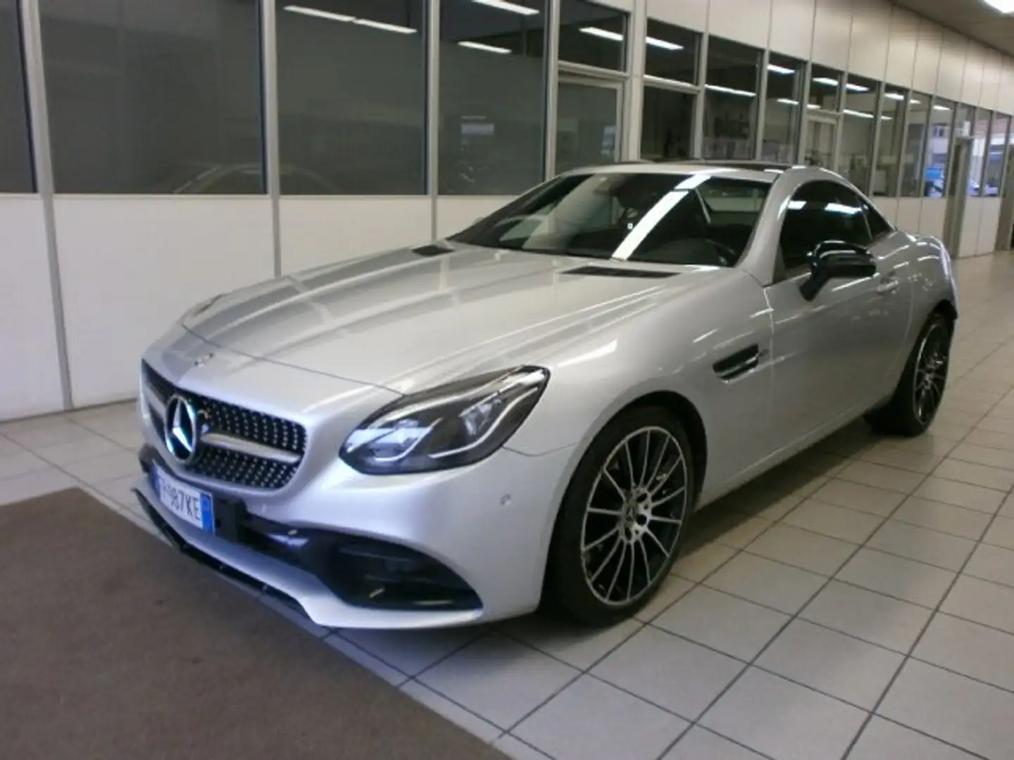 Mercedes-Benz SLC 300 SLC 300 AMG Line auto Argintiu - 1
