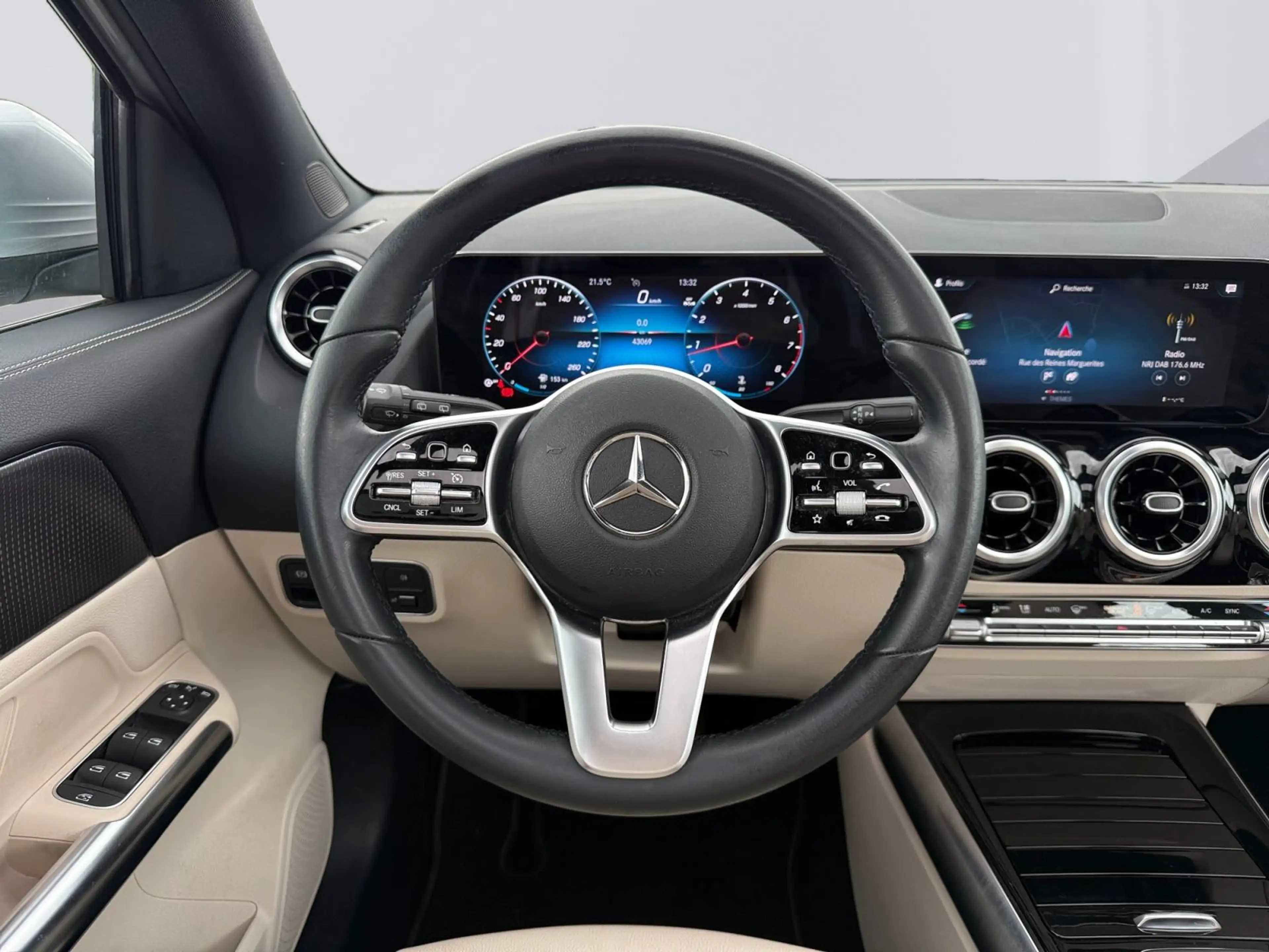 Mercedes-Benz GLA 200 Progressive — photo 14