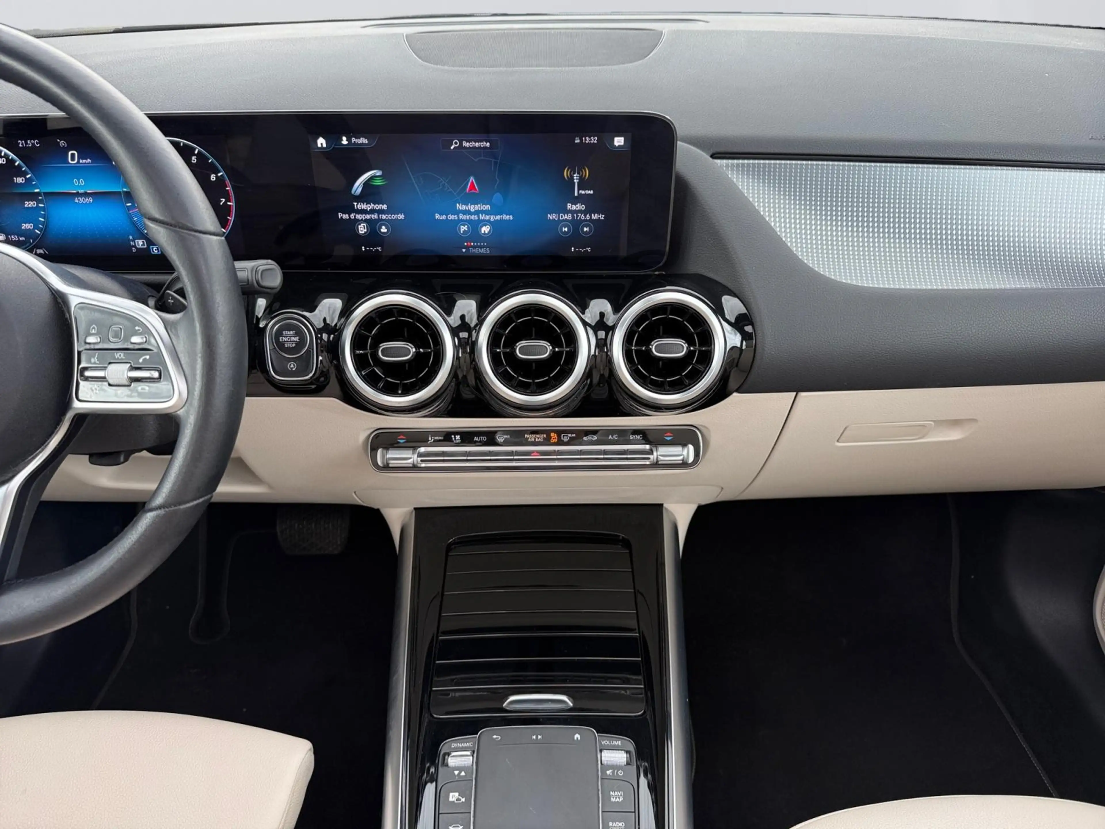 Mercedes-Benz GLA 200 Progressive — photo 15
