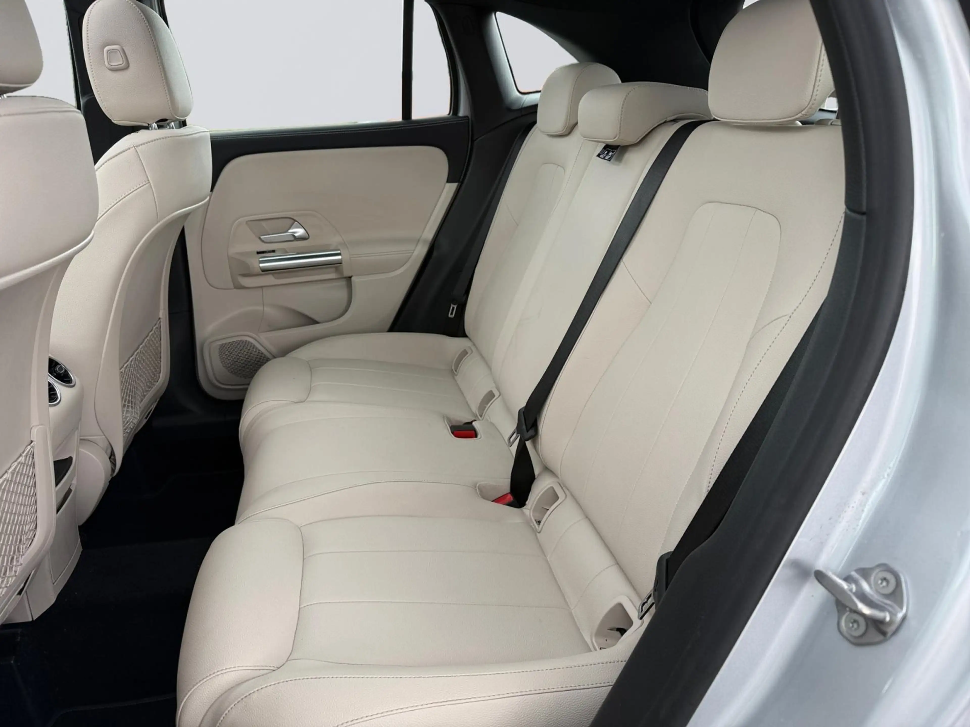 Mercedes-Benz GLA 200 Progressive — photo 17