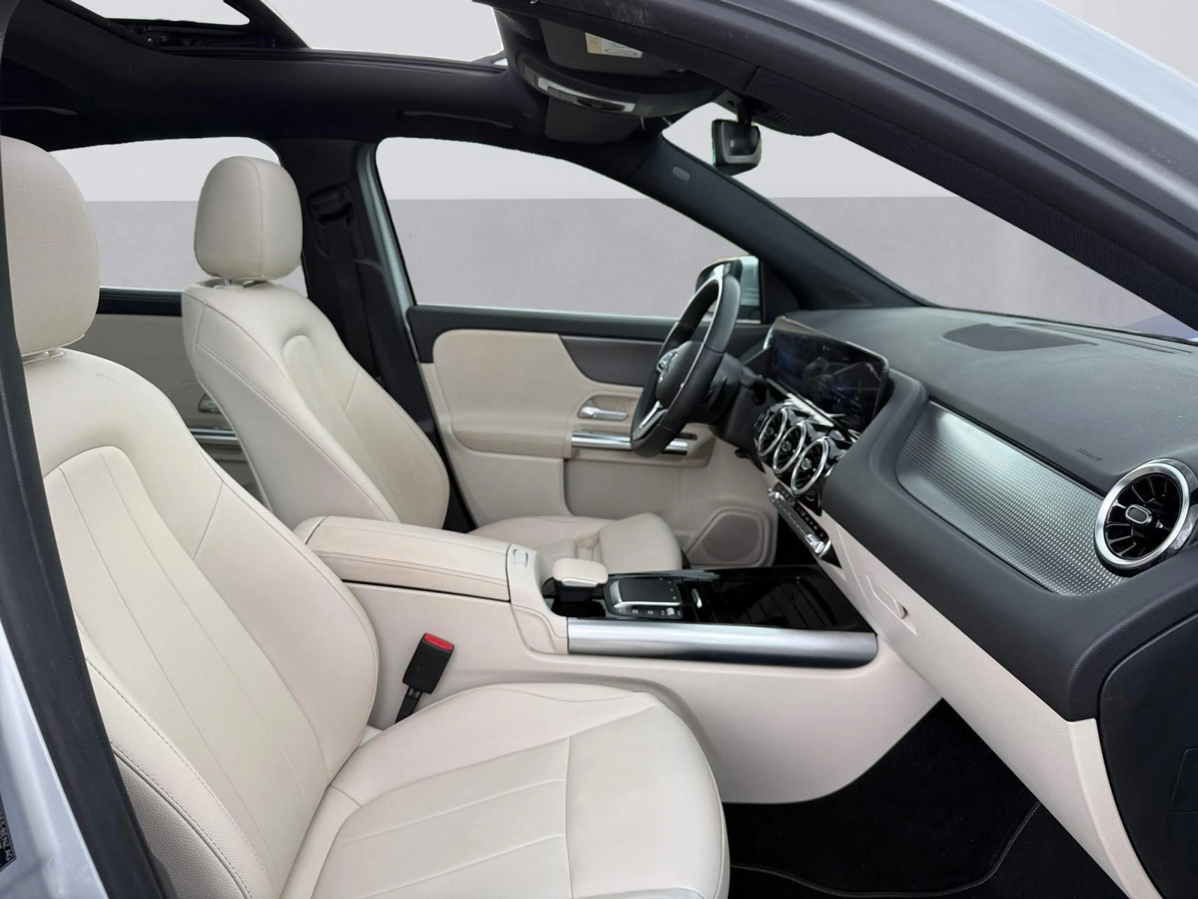 Mercedes-Benz GLA 200 Progressive — photo 12