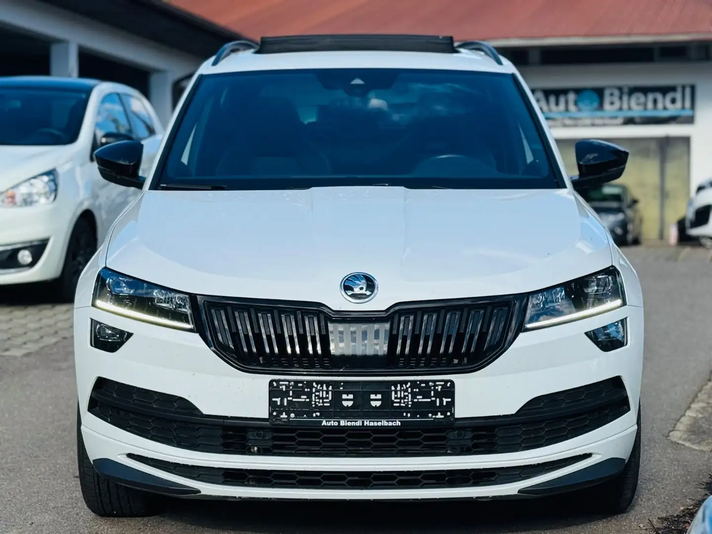 Skoda Karoq Sportline 4x4 DAB Pano Kamera AHK 1.Hand Weiß - 2
