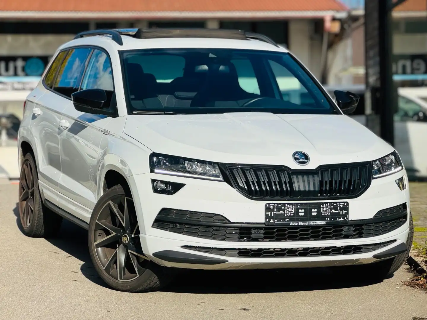 Skoda Karoq Sportline 4x4 DAB Pano Kamera AHK 1.Hand Weiß - 1