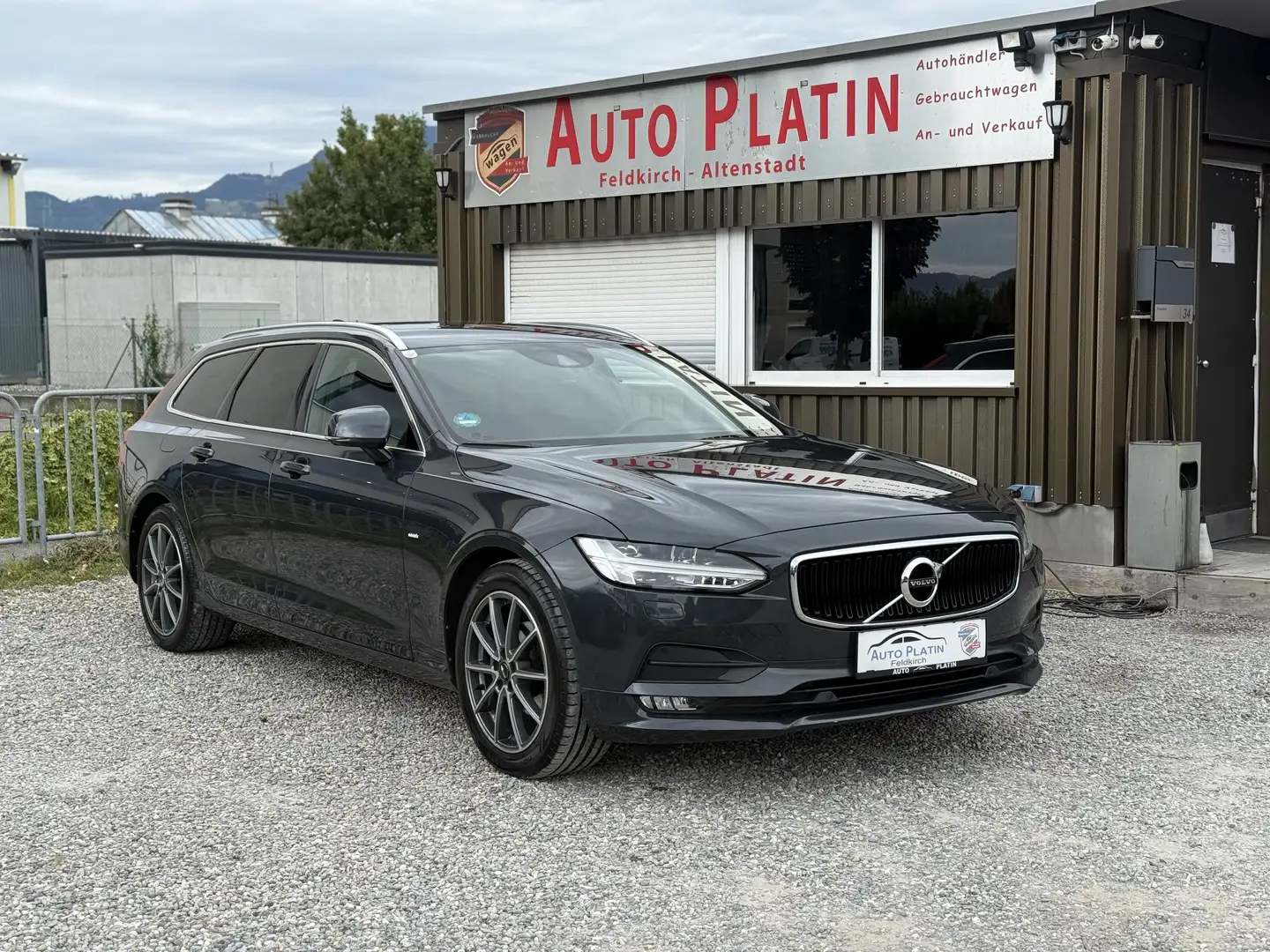 Volvo V90 D4 Momentum Pro Geartronic Grau - 1
