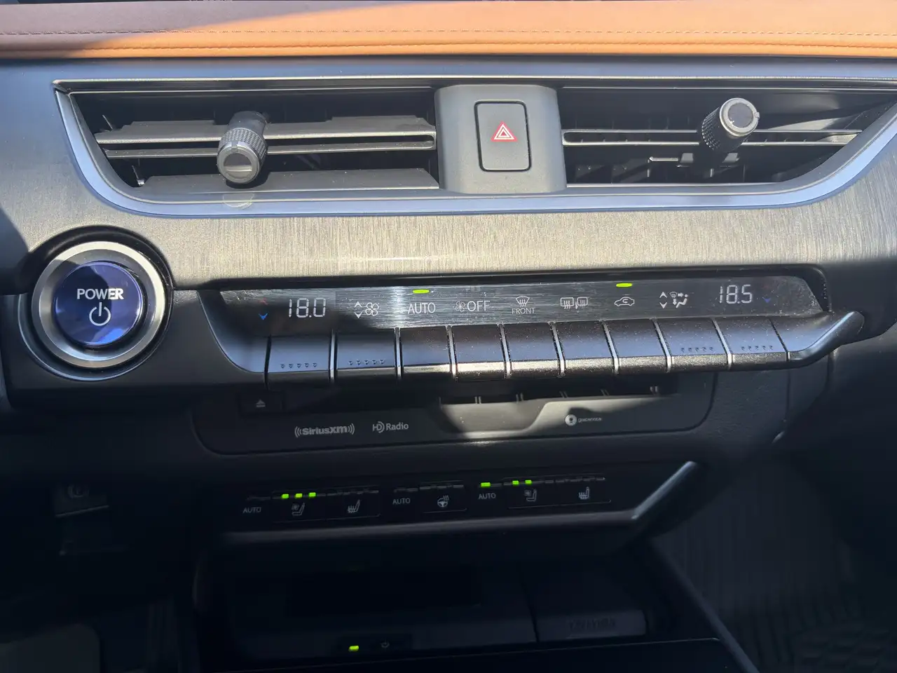 Lexus UX снимка Lexus UX