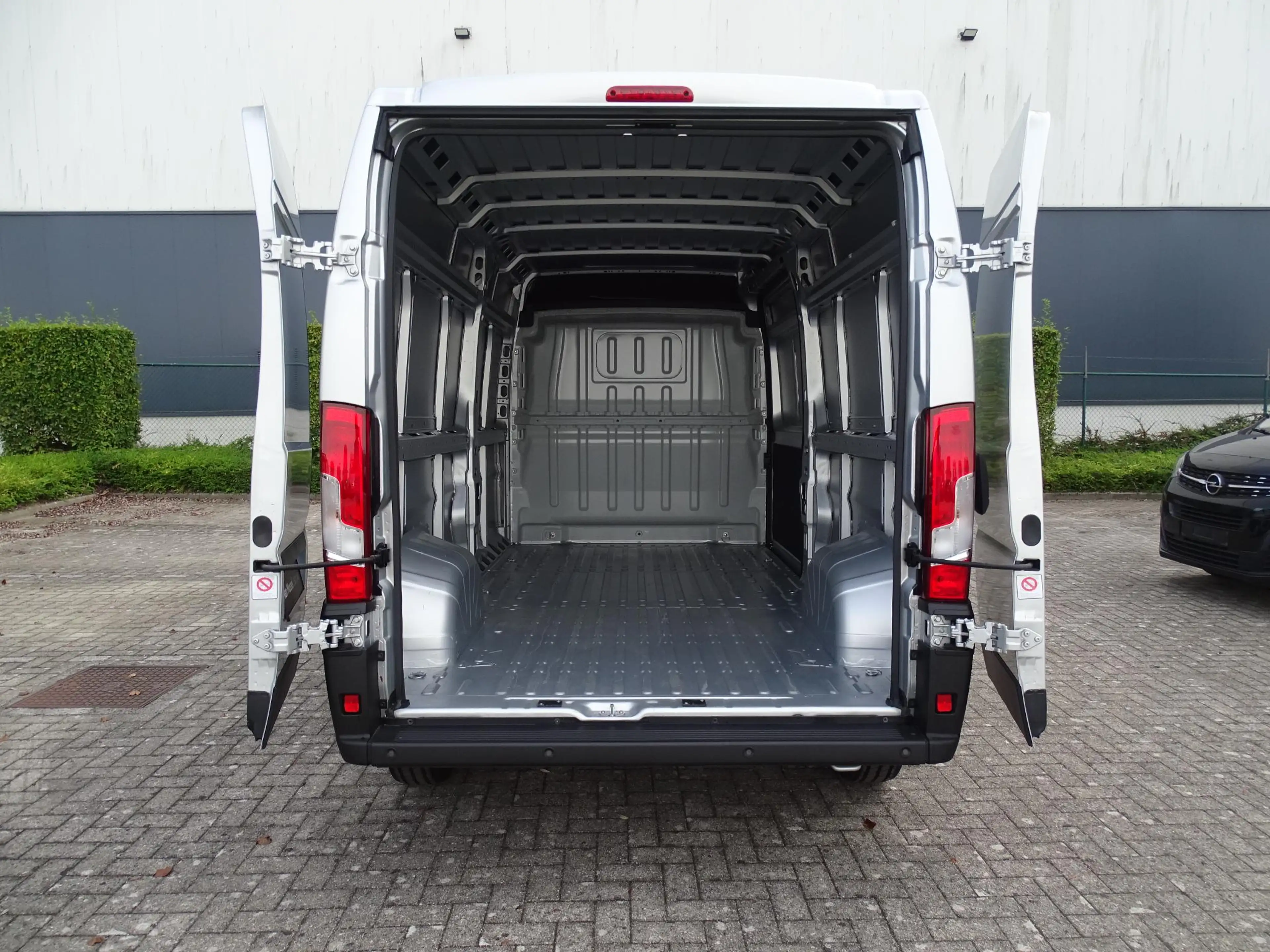 Opel Movano 3500 2.2 L Turbo D 121kW L3H2 Heavy — photo 11