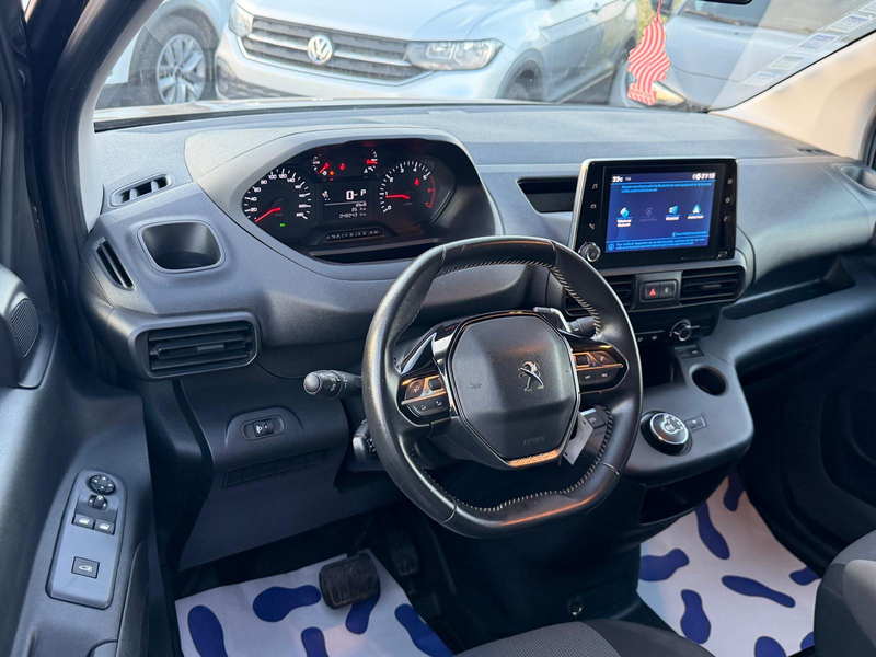 Peugeot Partner BOITE AUTO - CAR PLAY - CAPTEURS - ESSENCE - GARANTIE — photo 10