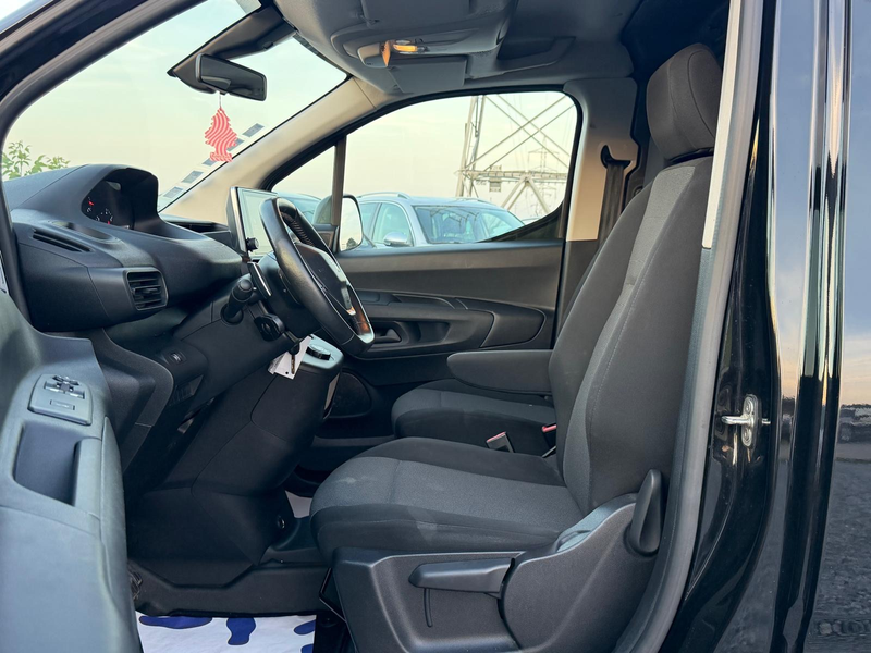 Peugeot Partner BOITE AUTO - CAR PLAY - CAPTEURS - ESSENCE - GARANTIE — photo 11