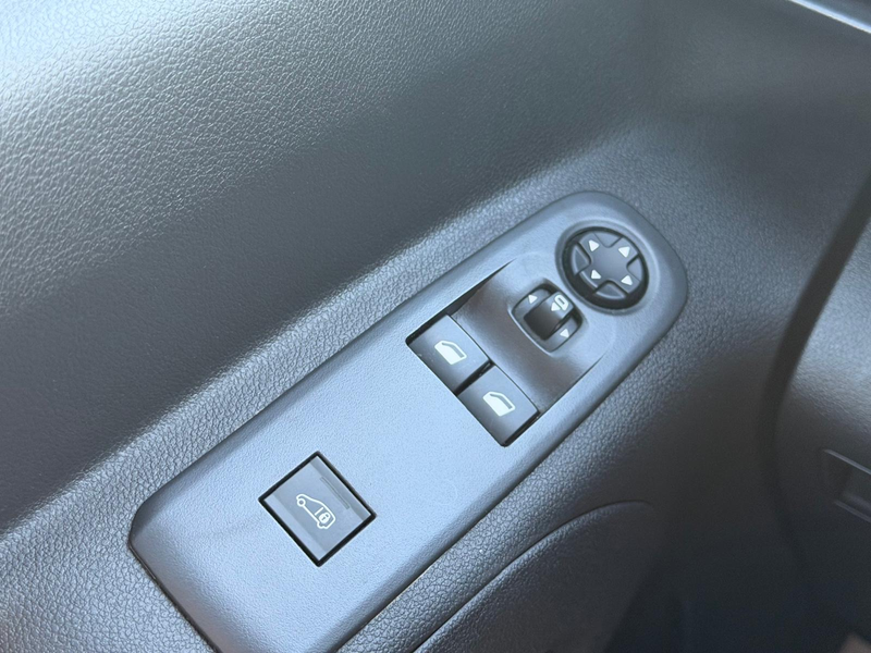 Peugeot Partner BOITE AUTO - CAR PLAY - CAPTEURS - ESSENCE - GARANTIE — photo 15