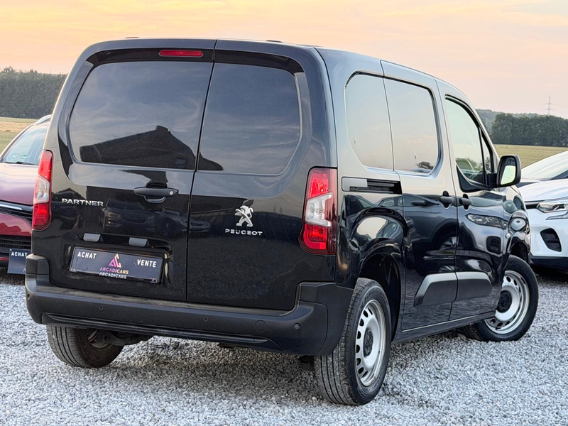 Peugeot Partner BOITE AUTO - CAR PLAY - CAPTEURS - ESSENCE - GARANTIE — photo 6