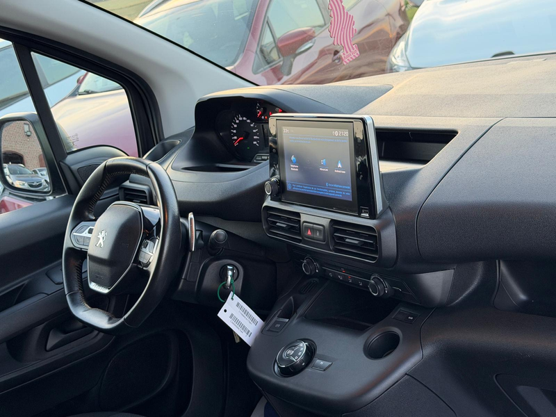 Peugeot Partner BOITE AUTO - CAR PLAY - CAPTEURS - ESSENCE - GARANTIE — photo 12