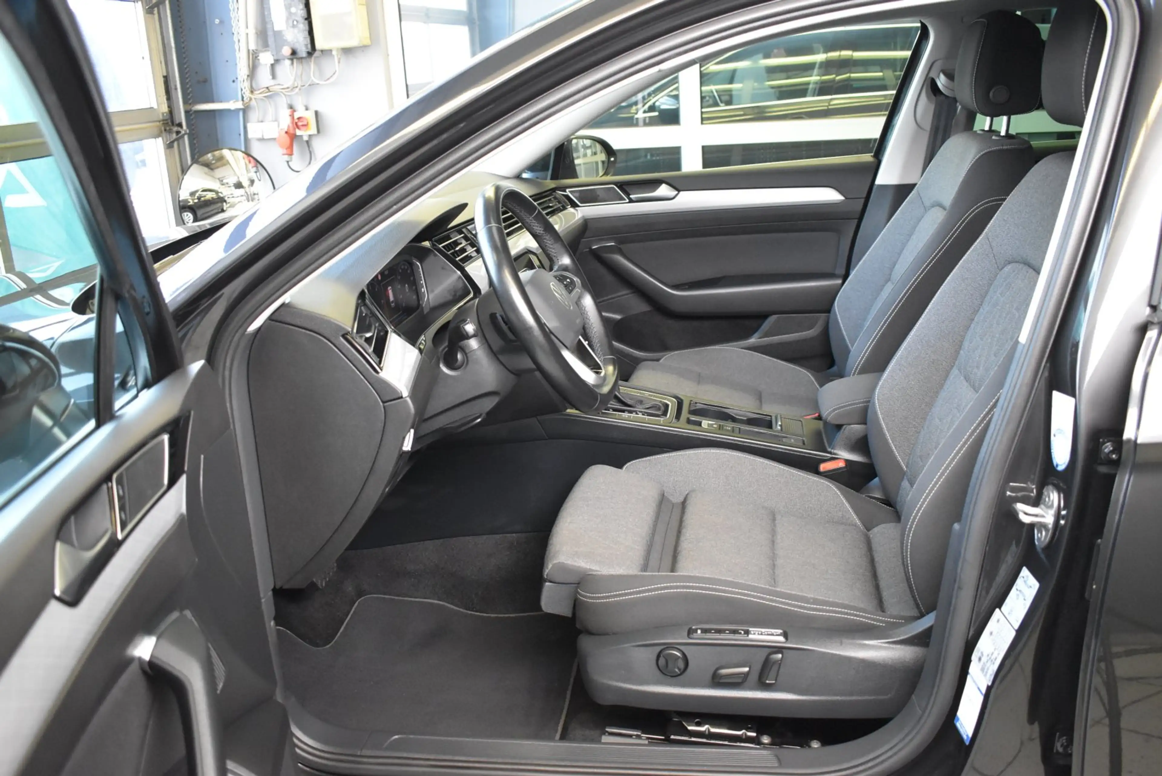 Volkswagen Passat Variant 2.0 TDI Business DSG*AHK*Matrix-LED — photo 11