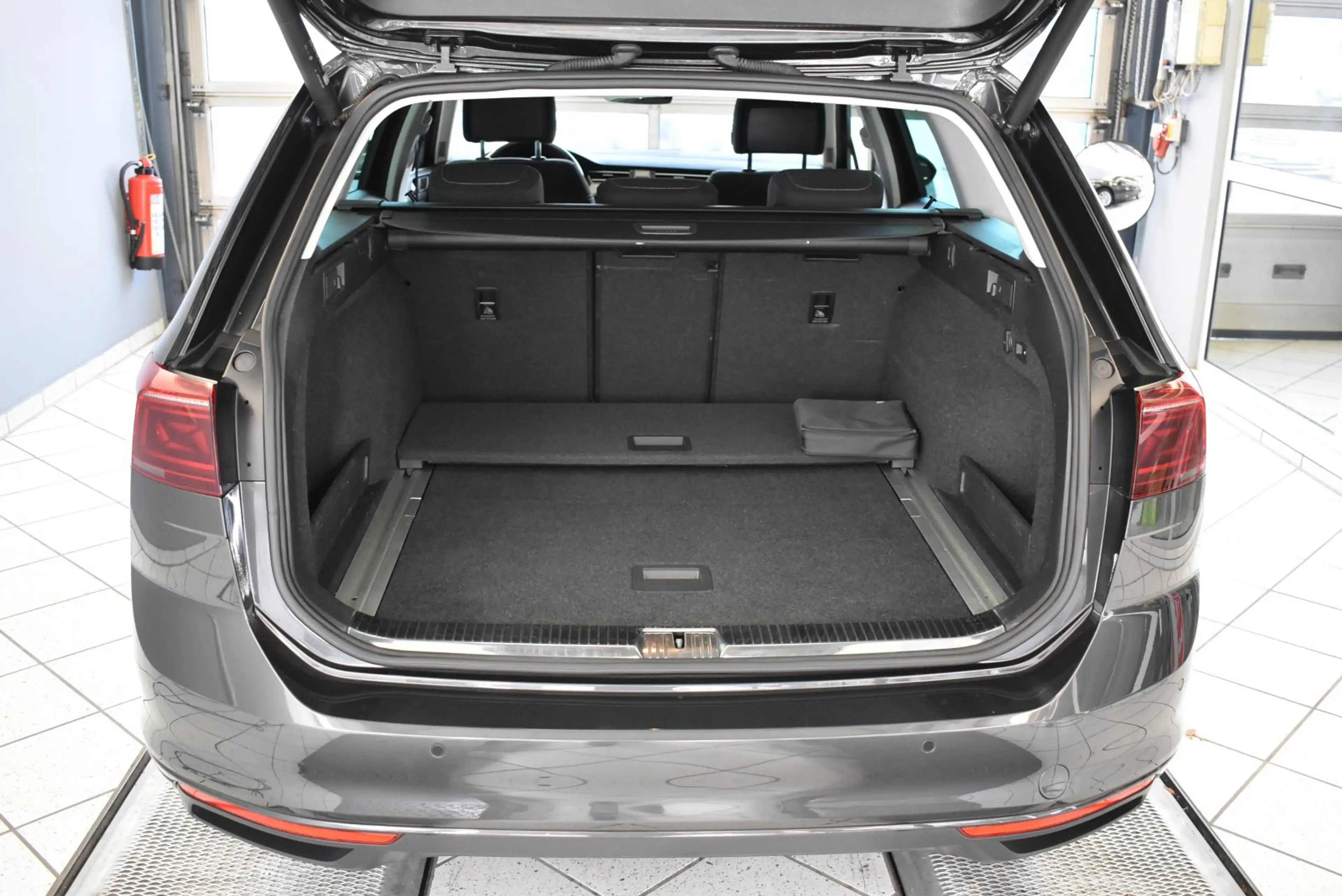 Volkswagen Passat Variant 2.0 TDI Business DSG*AHK*Matrix-LED — photo 9