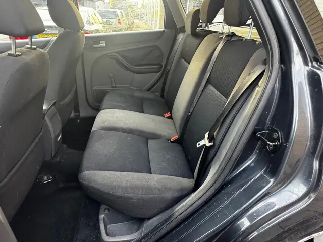 Ford Focus view 12