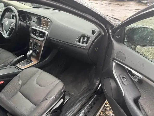 Volvo V40 Cross Country view 6