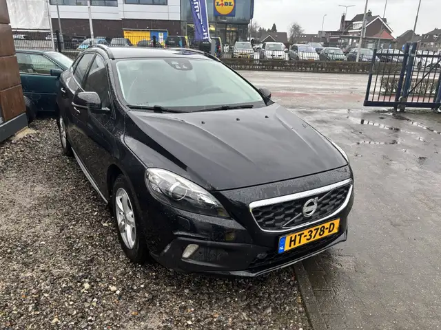 Volvo V40 Cross Country view 2