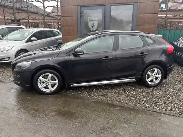 Volvo V40 Cross Country view 3