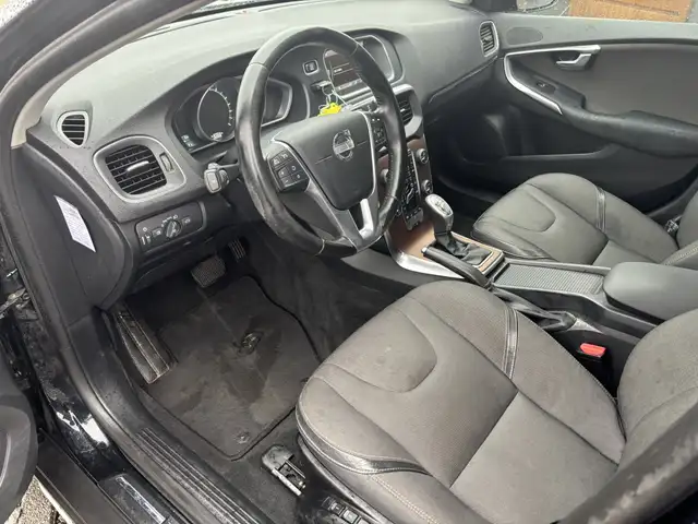 Volvo V40 Cross Country view 5