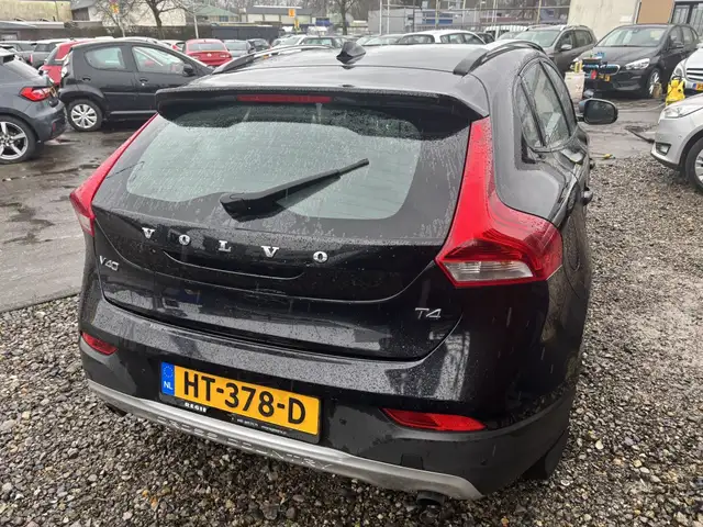 Volvo V40 Cross Country view 4
