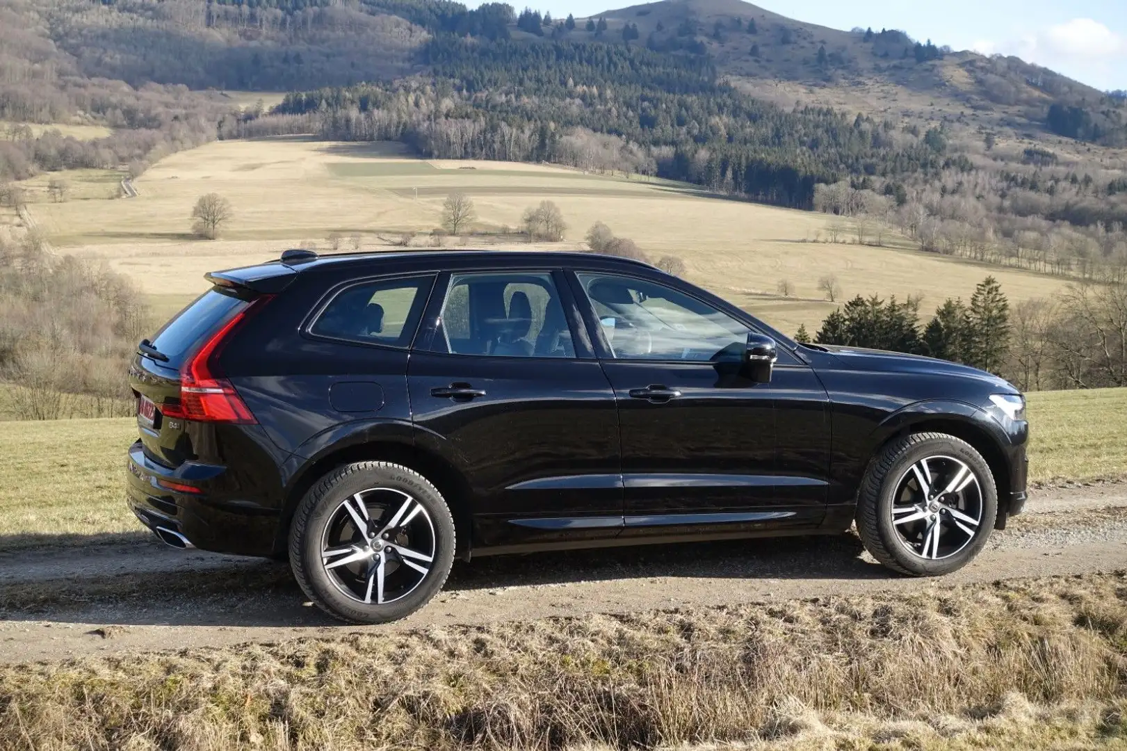 Volvo XC60 B4 D AWD R Design /Einparkh v.+hi/ Pano/Kam Noir - 2