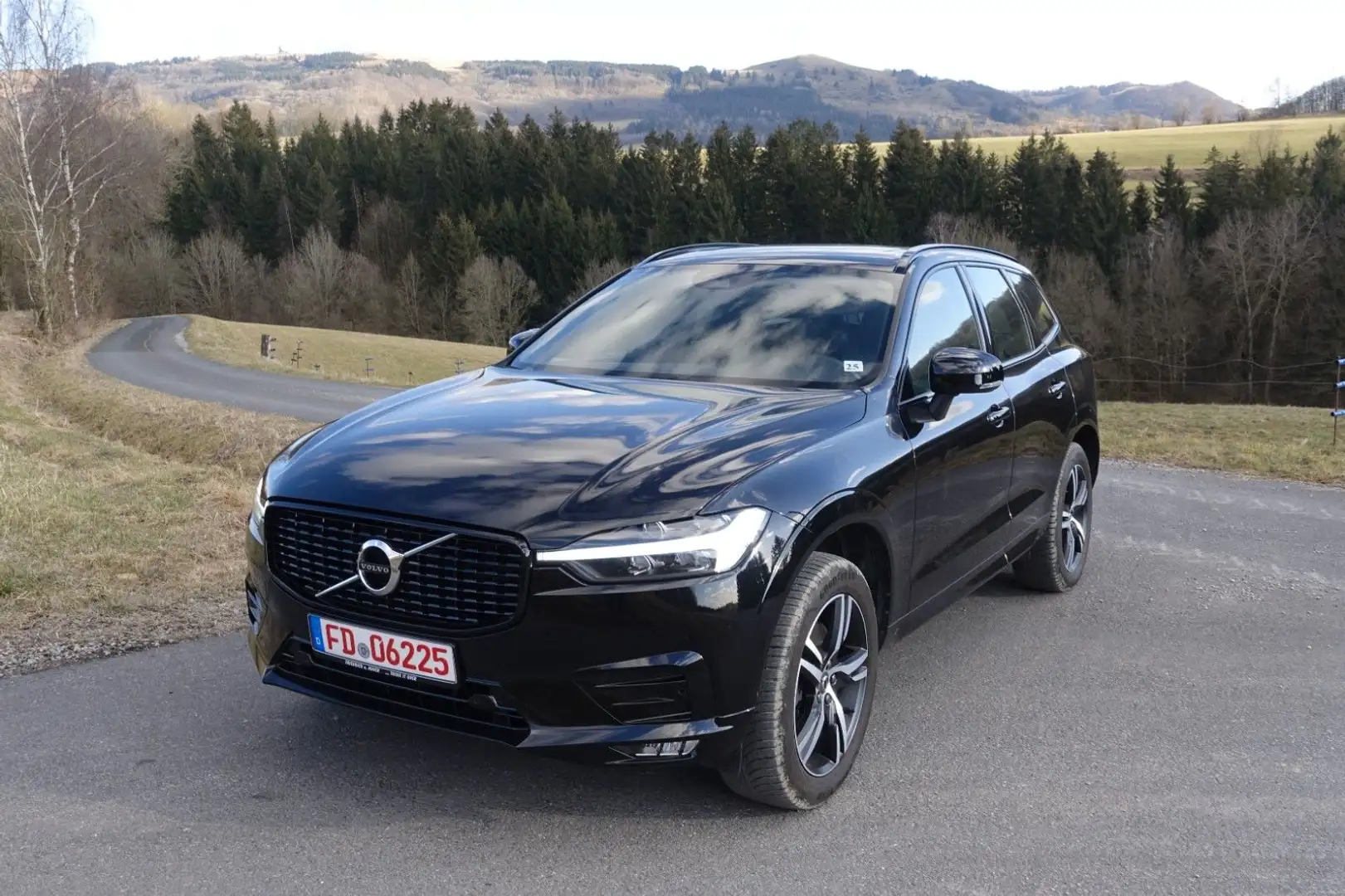 Volvo XC60 B4 D AWD R Design /Einparkh v.+hi/ Pano/Kam Noir - 1
