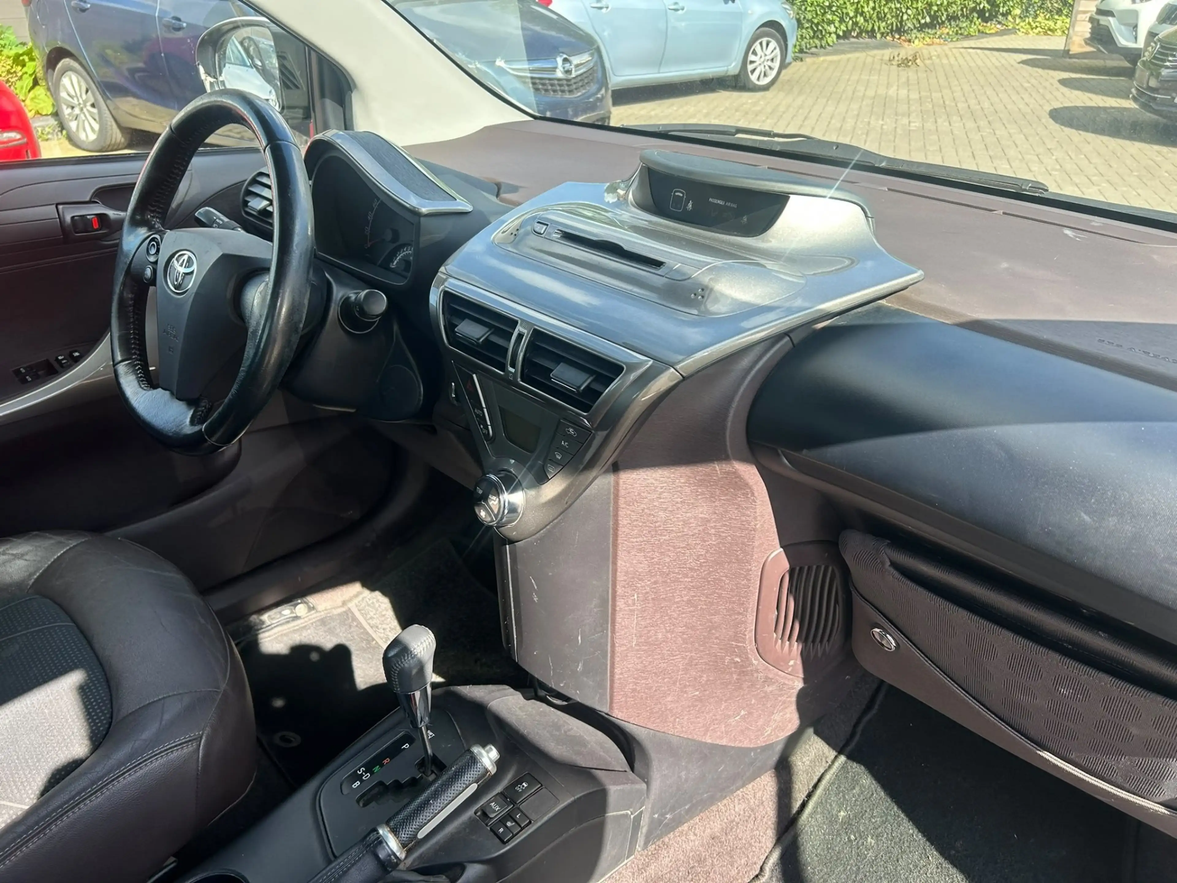 Toyota iQ iQ 1.33i VVT-i Premium Multidrive — photo 8