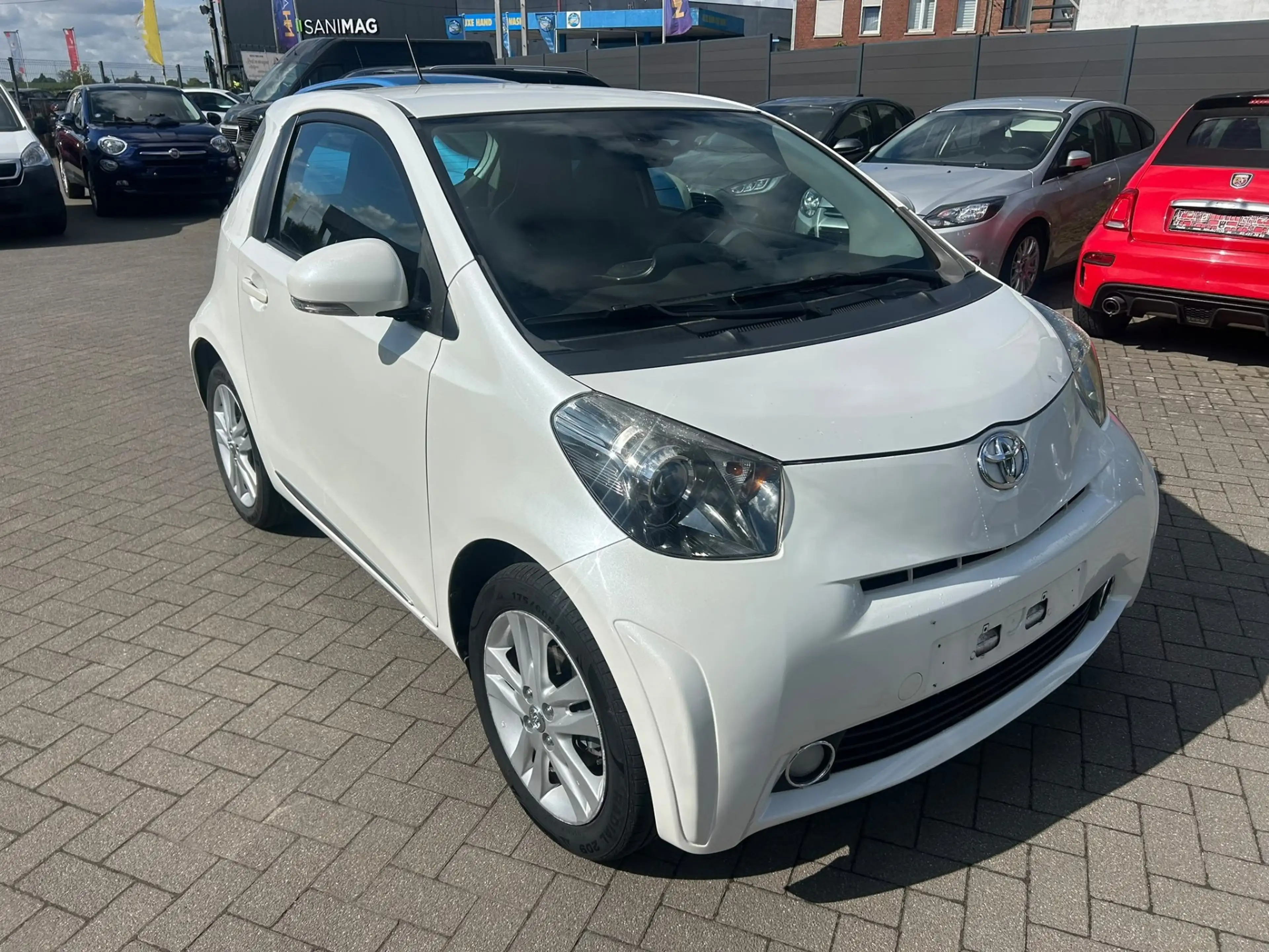 Toyota iQ iQ 1.33i VVT-i Premium Multidrive — photo 2