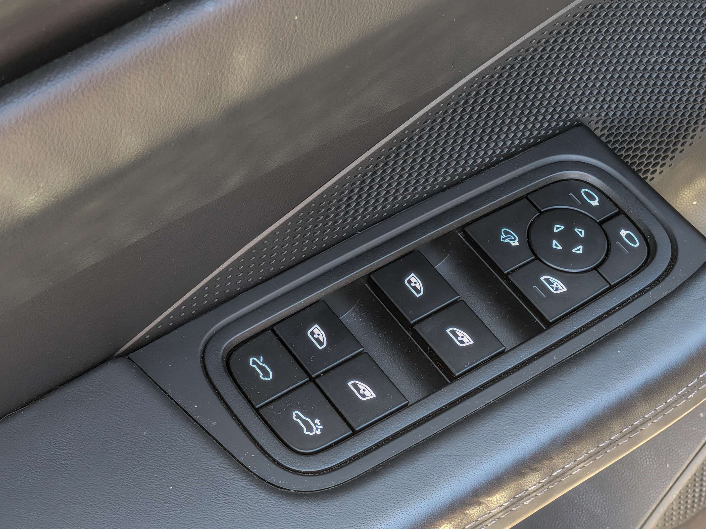 2025 Porsche Macan Electric 4S AWD thumb 11