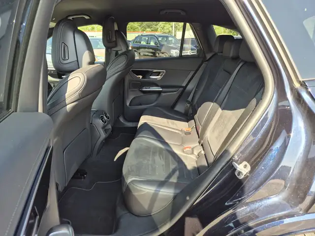 Mercedes-Benz 220 view 7