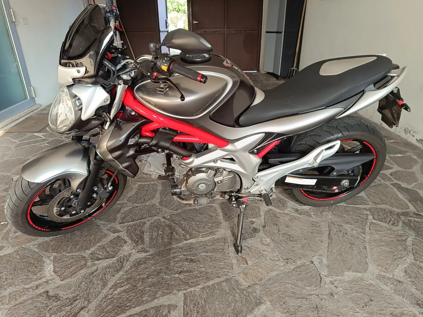 Suzuki Gladius 650 Ezüst - 1